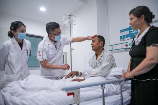 库尔班妮萨·吾拉音和她的结对老师、广东援疆医生张绍全,正在给病人检查。图源:南方日报