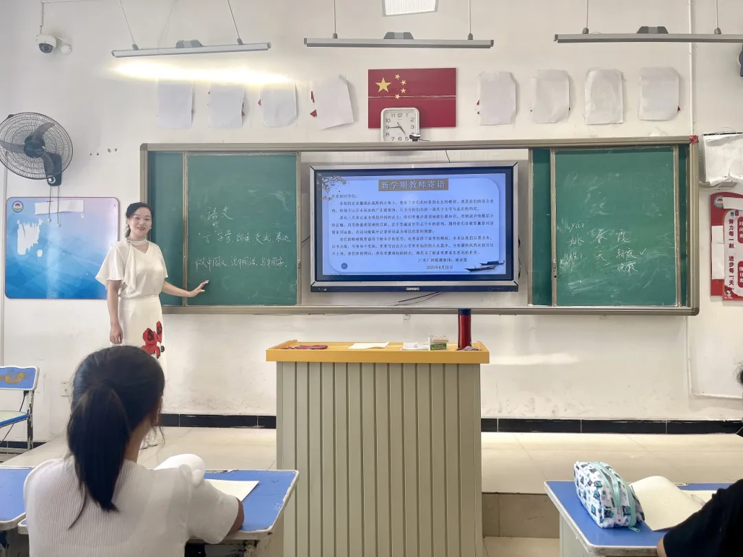 广州支教团副团长、疏附县第三中学副校长、正高级语文教师姚春霞精心准备开学第一课。她为新同学寄语,希望同学们学好用好国家通用语言文字,在横竖撇捺间读懂家国血脉,做中国人,说中国话,写中国字.jpeg