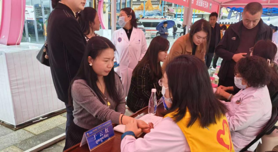 粤藏医疗专家开展联合义诊。通讯员供图