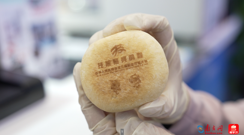 食品打印机DIY的拉花饼干。通讯员供图。