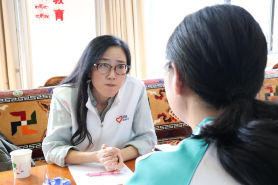 广东12355心理咨询师耐心倾听学生诉说成长烦恼。通讯员供图