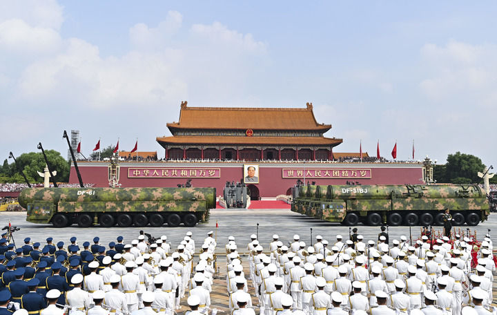 2025年9月3日，纪念中国人民抗日战争暨世界反法西斯战争胜利80周年大会在北京隆重举行。这是核导弹第一方队通过天安门广场。新华社记者 李鑫 摄