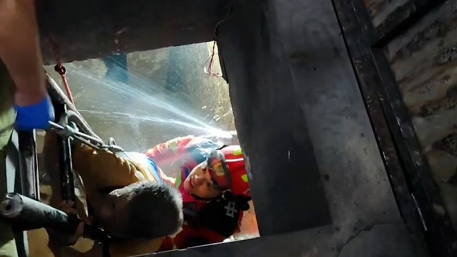 惊险！惠州一施工人员失足坠入近10米下水道