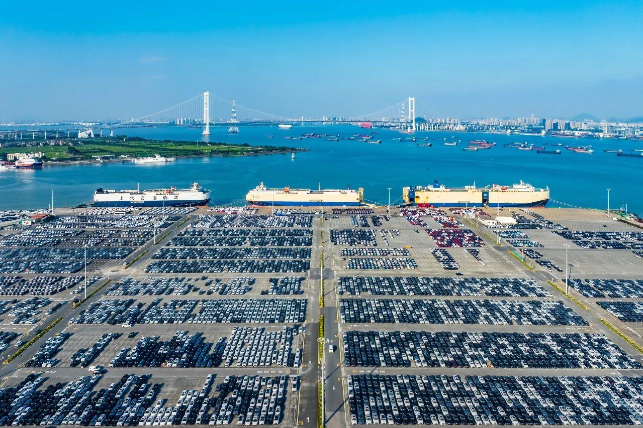 　　△2024年10月7日，广东广州港南沙汽车码头，大量的新能源汽车正准备装上滚装轮船，通过海运销向世界各地。