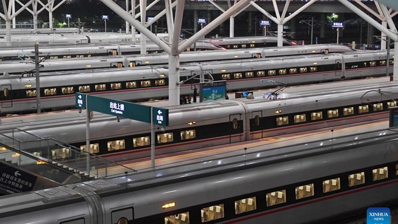 Passenger's fingers injured while trying to block door of high-speed train in Guangzhou