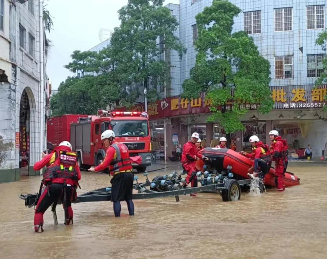 2023年9月，阳江市红十字会水上救援队组织12名应急救援队员投身防汛救灾工作，及时、安全转移了30名因水浸受困人员