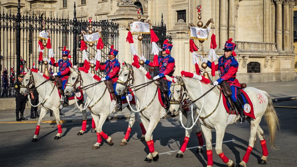 Xi attends welcome ceremony hosted by Peruvian President Boluarte