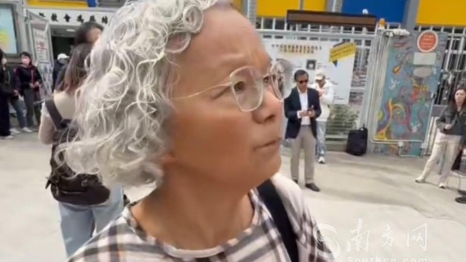 香港大埔火灾救援现场，70岁阿婆凌晨4点为消防员送水