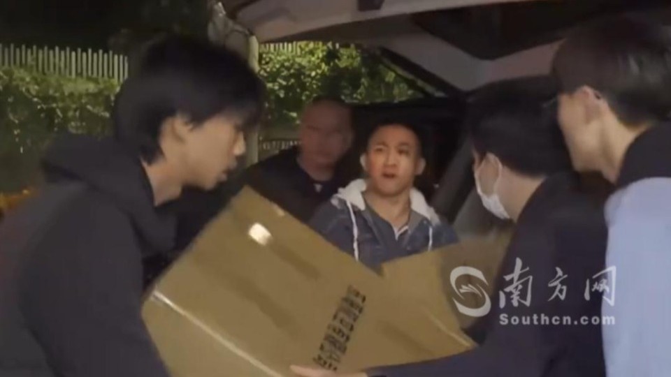 一方有难，八方支援！香港大埔火灾群众安置点，市民们自发深夜运送物资帮助灾民