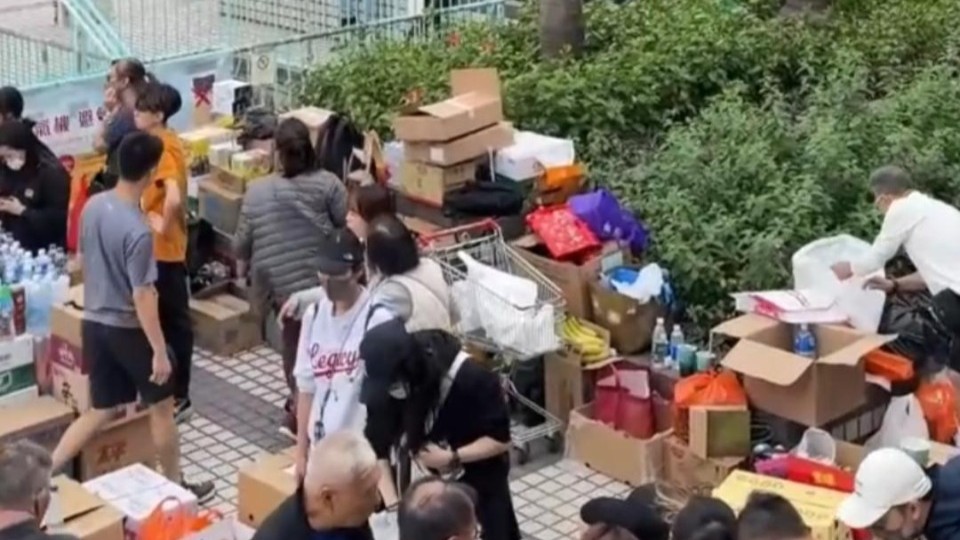 香港大埔周边商场设免费充电站，社区公园有爱心人士派发物资