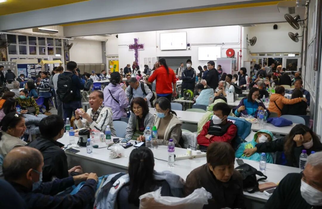 大埔区宏福苑住宅区发生火灾后,居民在一个临时避难所避难。(视觉中国 / 图)