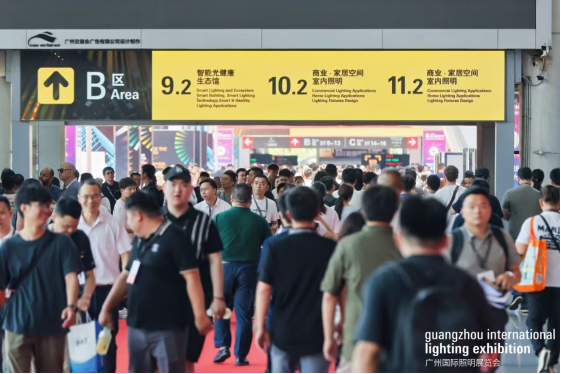 第三十届广州国际照明展览会现场人潮涌涌。主办方供图