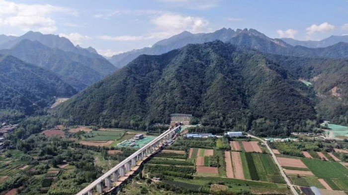 中国高速铁路进度条再“刷新” “八纵八横”正在改变你的生活