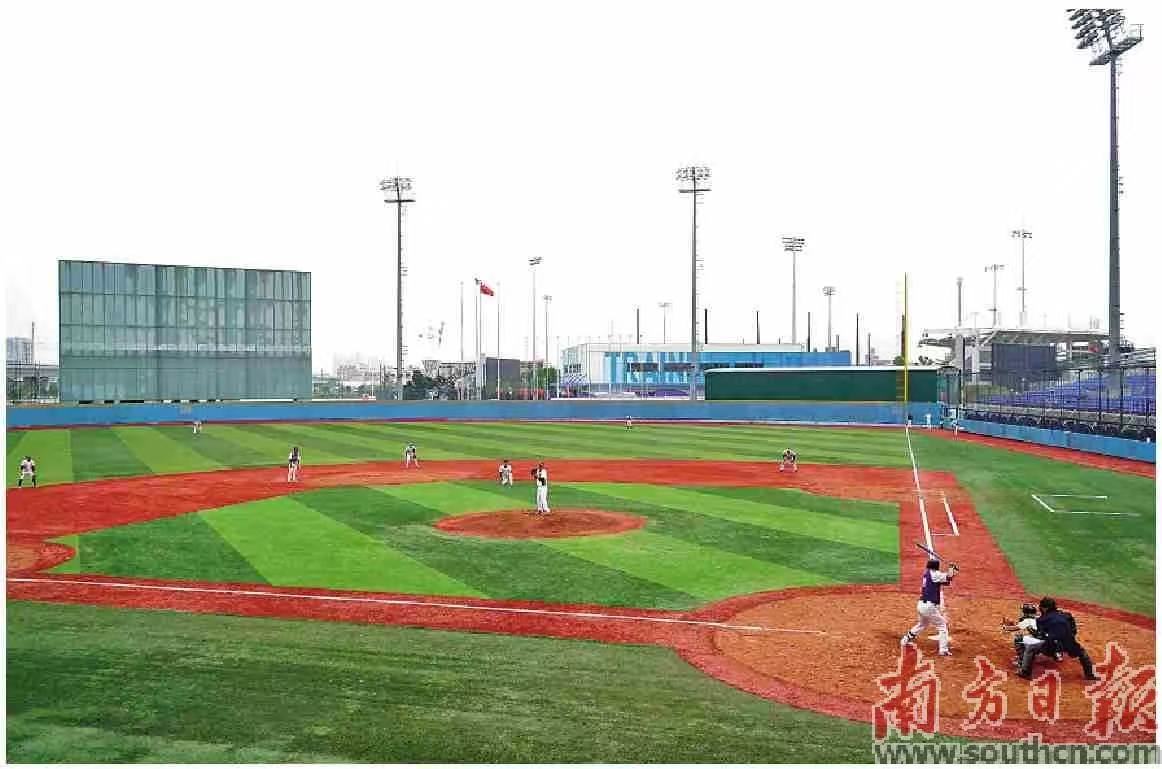 图为中山国际棒垒球中心十五运会棒球比赛场地,广东队和天津队正在进行棒球训练赛。 南方日报记者 石磊 见习记者 赵子杰 摄