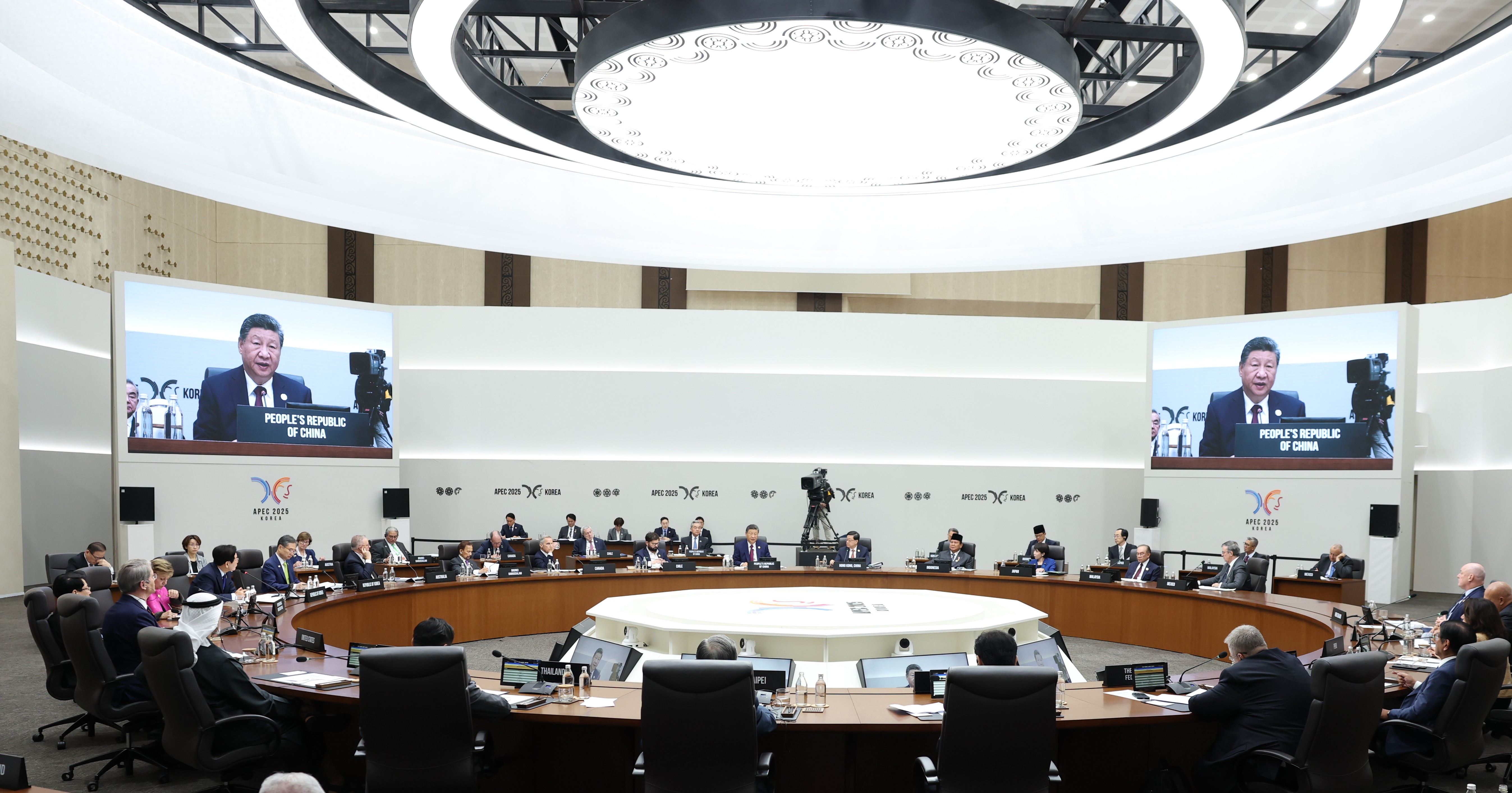 当地时间10月31日上午,亚太经合组织第三十二次领导人非正式会议第一阶段会议在韩国庆州和白会议中心举行。国家主席习近平出席会议并发表题为《共建普惠包容的开放型亚太经济》的重要讲话。