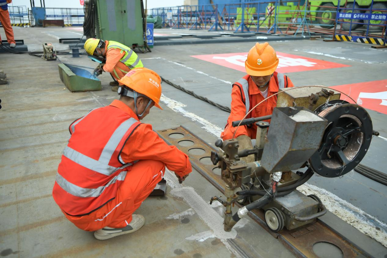 香山大桥合龙段焊接施工现场(摄影:刘庆君)