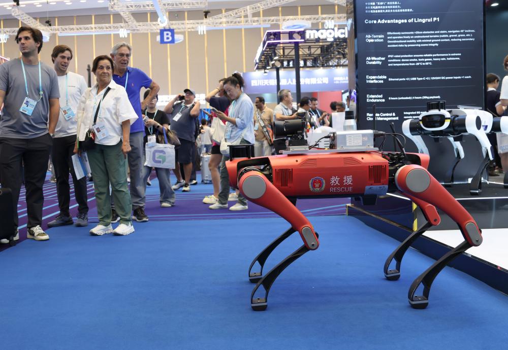 10月15日,客商在第138届广交会上了解一款救援机器人。新华社记者 卢汉欣 摄