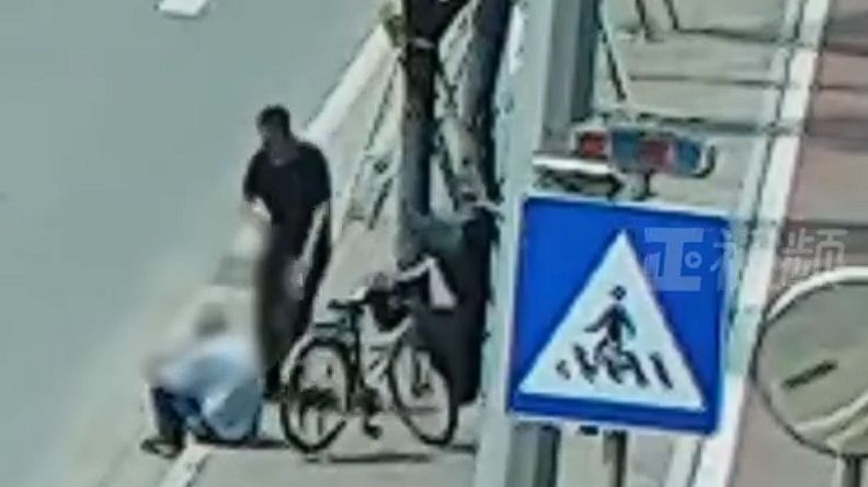 行动即是力量！七旬老人身体不适 司机停车相助丨暖心画