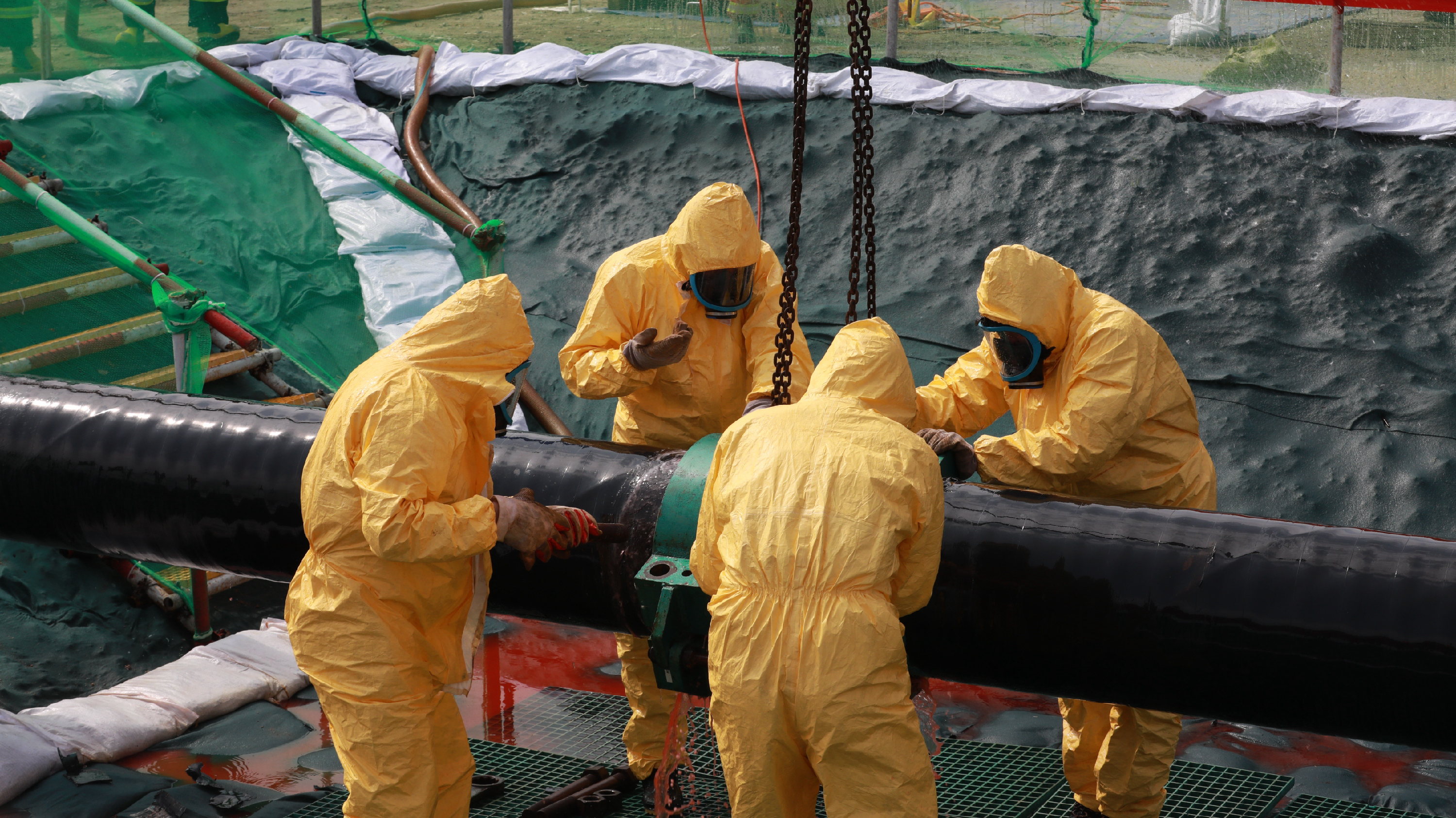 演练人员抢修泄漏油气管道。来源：主办方提供