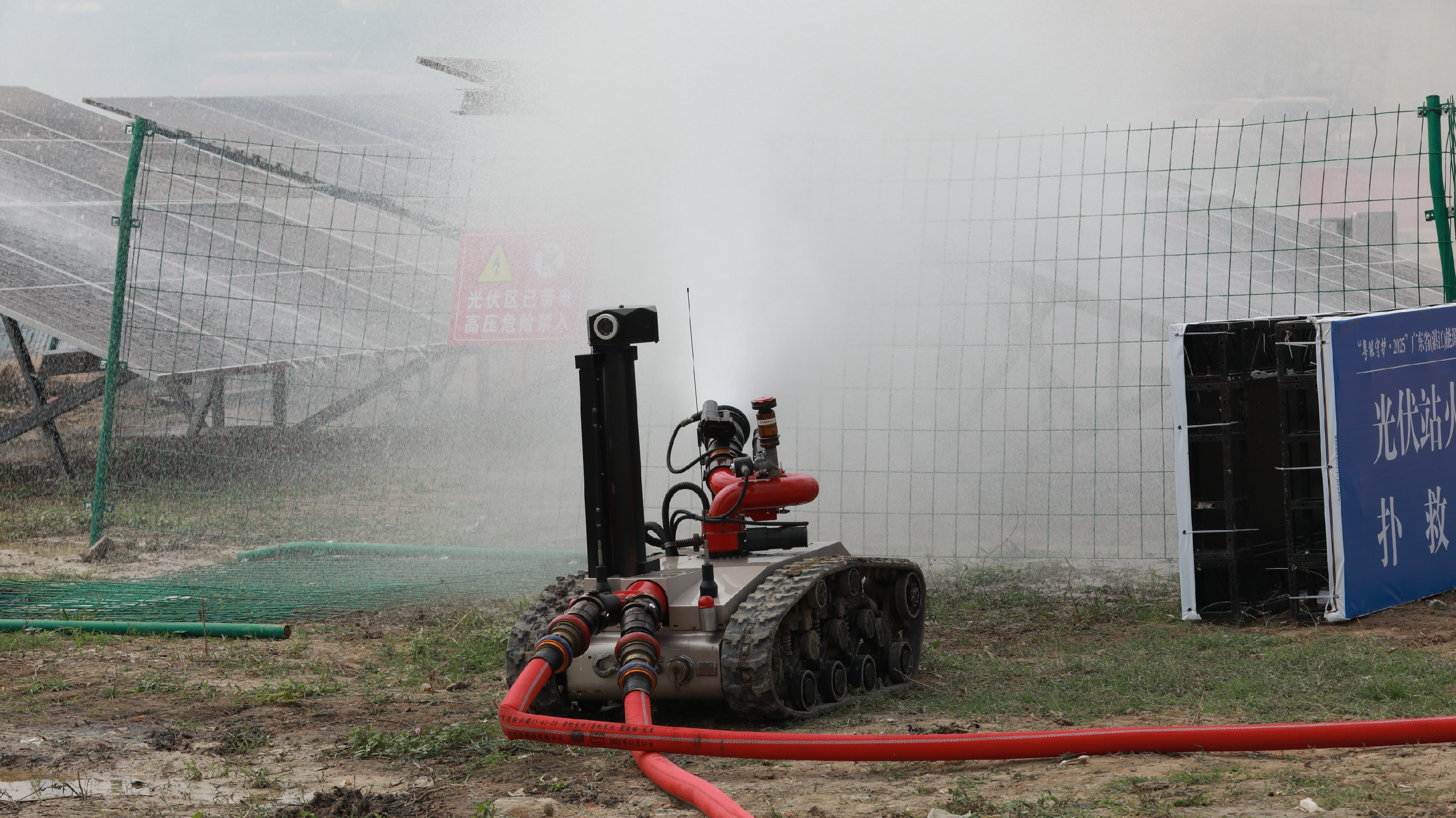 消防机器人深入火场完成灭火。来源：主办方提供