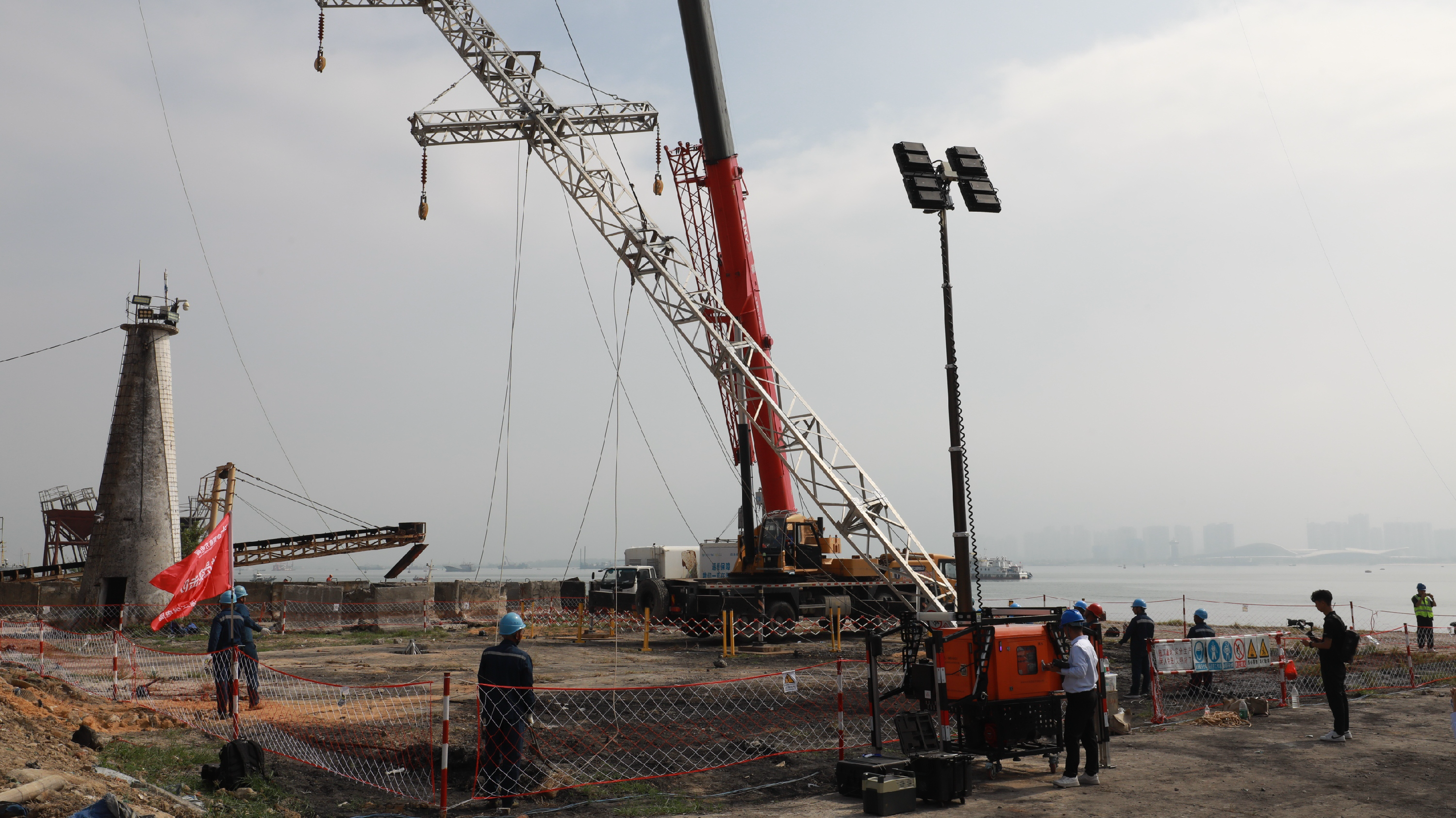 电力企业抢修受损设备。来源：主办方提供