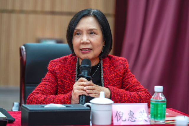 著名粤剧表演艺术家倪惠英在研讨会上发言