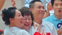 陈艺文夺冠瞬间 家人们在中山体校激动相拥 陈艺文夺冠瞬间 家人们在中山体校激动相拥