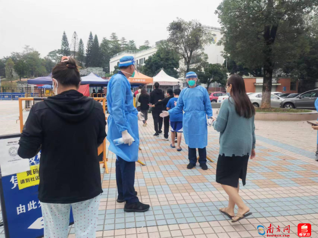 突击队员协助维持核酸检测点秩序