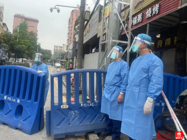 突击队员协助维持疫情防控区域卡口秩序
