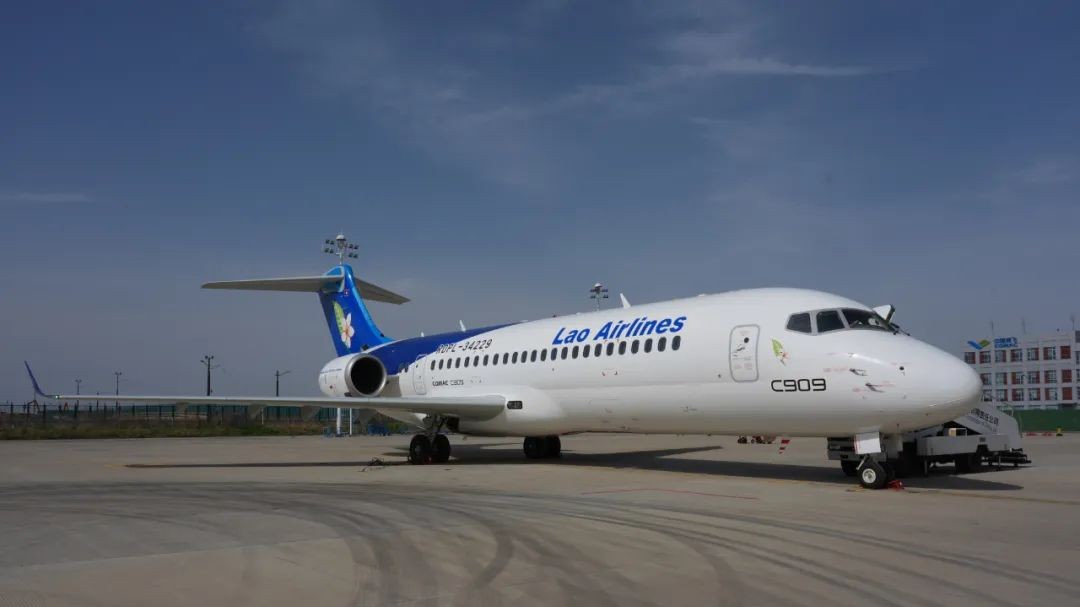 中国商飞向老挝航空公司交付首架C909飞机