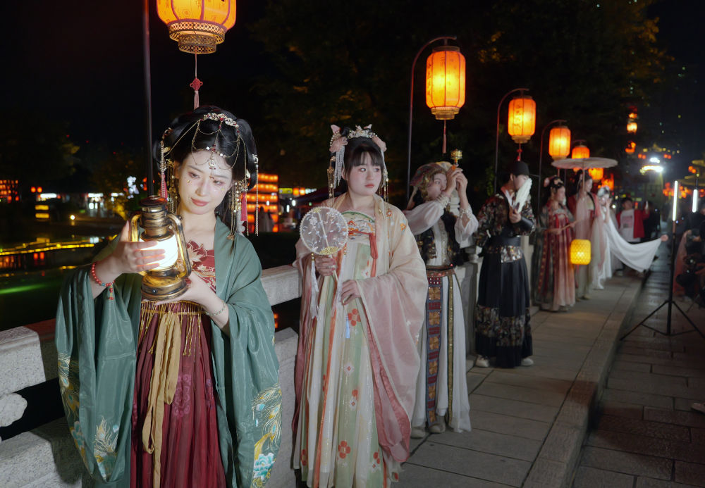 2023年10月24日，游客在洛阳市洛邑古城身着汉服拍照留念。