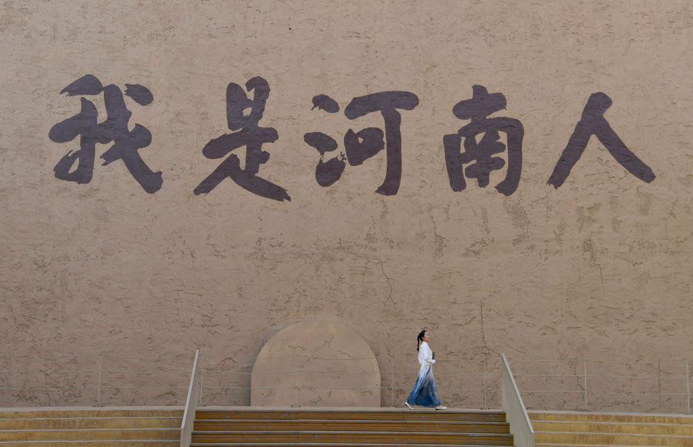 2025年2月24日，游客在“只有河南·戏剧幻城”景区沉浸体验。