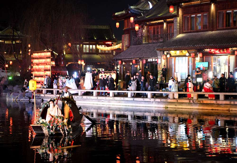 2023年2月28日，游客在洛阳市洛邑古城游玩。