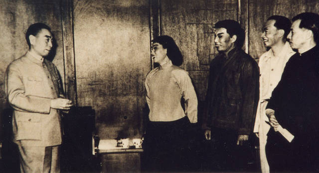 1965年，广东粤剧院《山乡风云》剧组上京演出，周恩来观看演出后在客室接见了主要演员红线女、罗品超、文觉非和导演林榆。资料图片