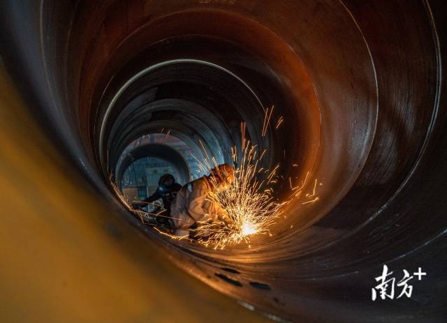 8月12日 ，东莞麻涌广东中远海运重工生产基地，工人们冒着酷热焊接钢件。wmy 摄