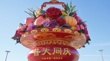 吊装完成!国庆75周年花篮亮相天安门广场 吊装完成!国庆75周年花篮亮相天安门广场