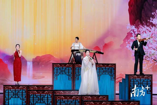 曾小敏跨界“牵手”歌手刘惜君，在央视元宵晚会演绎《彩云追月》。