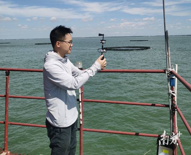 湛江技术人员在海威海洋牧场测风。受访者供图