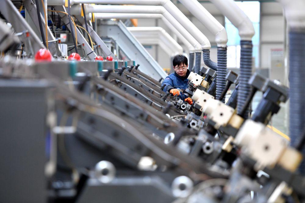 2024年2月20日，在河北邯郸市永年区一家紧固件生产企业，工人在数字化智能生产车间内工作。