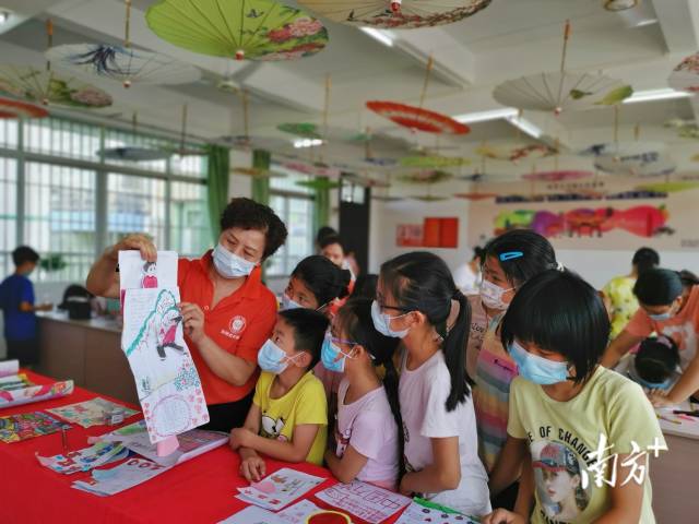 杨琪先在馆内与学生互动