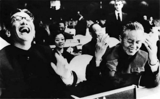 乔冠华（左）在大会上放声大笑，成为历史经典镜头。右为首任中国常驻联合国代表黄华。
