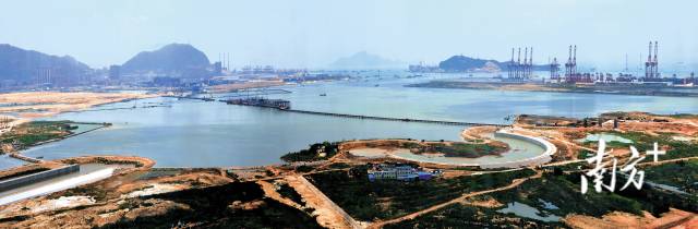 2010年，建设中的深圳前海。 