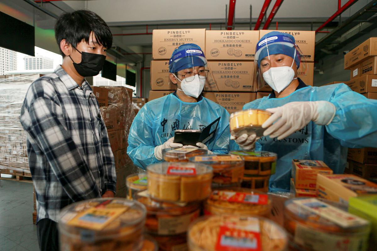 海关工作人员查验食品货物。（摄影：程霖 俞波）