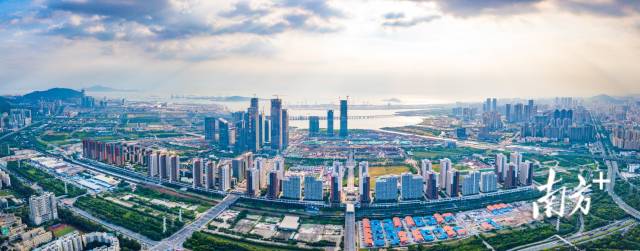 2017年，深圳前海蛇口自贸片区建设工地热火朝天。 
