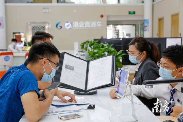 香港创业青年在前海e站办理登记注册。 