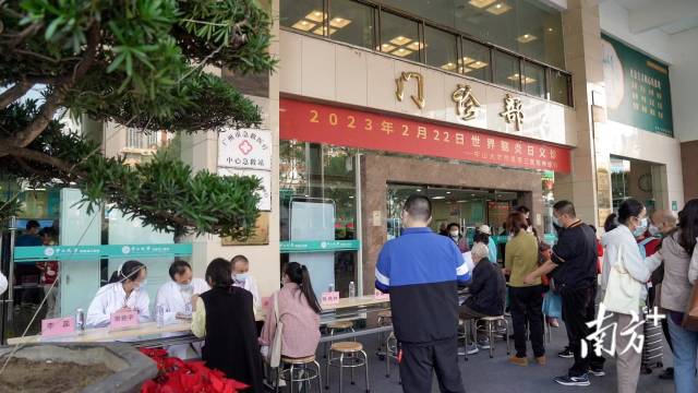义诊现场  南方+ 许舒智 拍摄