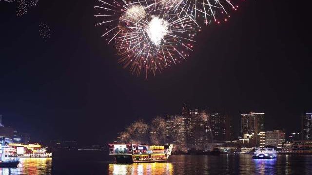 Fireworks cruise on Bai'etan Lake unveiled with tickets starting at 1,388 Yuan/person