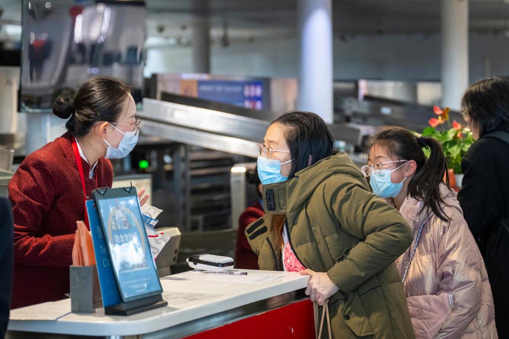 1月14日，在武汉市天河机场，旅客在办理值机。新华社记者 伍志尊 摄