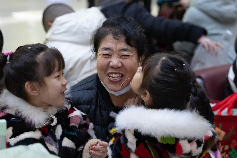 　　1月14日，在哈尔滨火车站候车大厅，小朋友和姥姥一起吃东西。她们从黑龙江省牡丹江市去往海南省海口市过年。新华社记者 张涛 摄