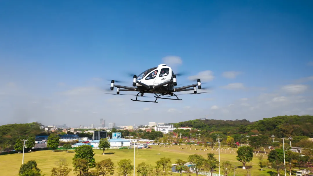 亿航智能EH216-S无人驾驶载人航空器 在广州黄埔知识城九龙湖公园演示飞行。
